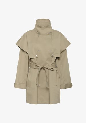 Veste imperméable beige avec un col montant, de larges rabats et une ceinture à cordon de serrage. Comprend des boutons-pression argentés et des poches latérales.
