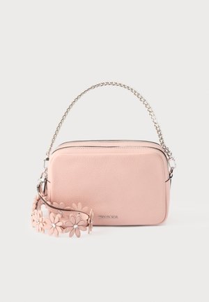 Sac à main rectangulaire en cuir rose clair avec anse en chaîne argentée et bandoulière séparée ornée de fleurs avec des centres en strass.
