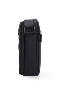 Borsa a tracolla nera in tessuto con finitura testurizzata, dotata di scomparto con zip e tasca laterale. Forma compatta e rettangolare, design lineare.