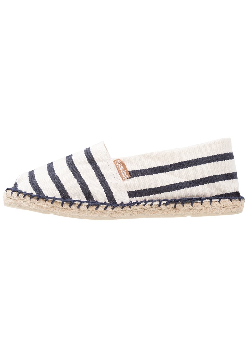 Canvas-Espadrilles in Creme mit navyblauen horizontalen Streifen, runder Zehenpartie, Jute-Zwischensohle und genähten Akzenten entlang der Sohle.
