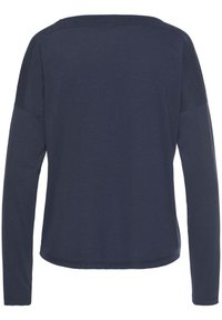 Marineblaue Langarmbluse aus leichtem Baumwollstoff, mit weiter Ausschnittform und lockerer Passform, minimalistische Steppnähte am Saum.