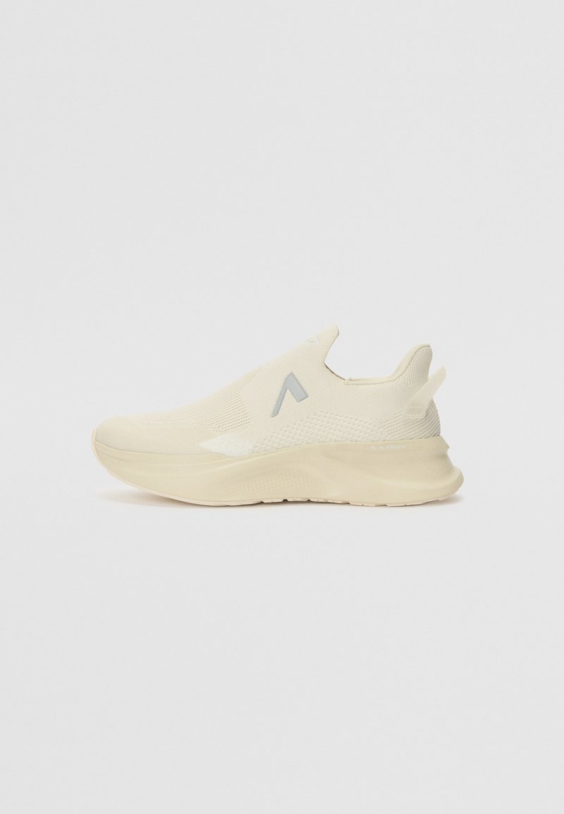 Lichtbeige instapsneakers met een textuur van gebreid bovenwerk, een rubberen zool en minimale branding aan de zijkant. Heeft een slank, gestroomlijnd ontwerp.