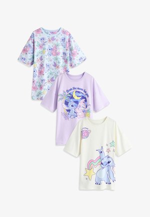 Trois chemises colorées avec des imprimés du personnage Stitch, incluant des motifs floraux, ciel nocturne et thème spatial sur fonds pastel.