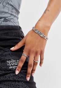 Ed Hardy DEATH BEFORE DISHONOR DAGGER CHUNKY BAR BRACELET UNISEX - Bracelet - silver-coloured