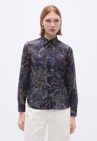 Blusa azul-marinho com mangas compridas, padrão floral em cores claras, design com colarinho e fecho de botões, feita de tecido liso.