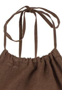 Borsa in tessuto marrone con parte superiore arricciata e spalline regolabili. La texture è liscia, con cucitura visibile lungo i bordi.
