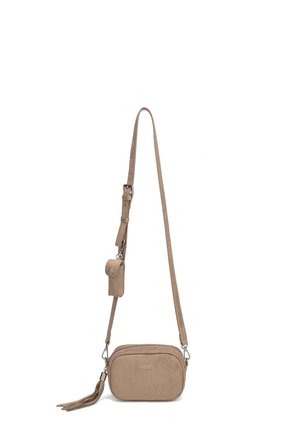Beige suède crossbodytas met verstelbare riem, klein aangehecht tasje, ritssluiting en decoratieve kwast op witte achtergrond.