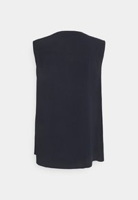 Ärmlös, mörkblå topp med en slät textur, rundad halsringning och rak skärning, med en horisontell söm över ryggen.