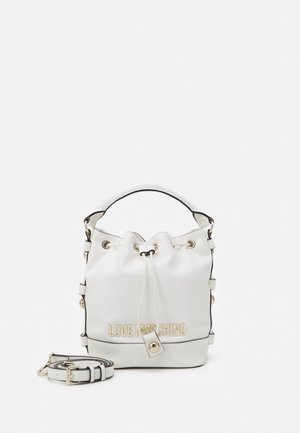 Biała torebka typu bucket Love Moschino z zapięciem na sznurek, górnym uchwytem i odpinanym paskiem na ramię, z złotymi elementami metalowymi.