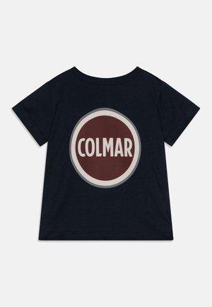 Granatowa koszulka z krótkim rękawem z okrągłym logo na środku, na którym znajduje się napis "COLMAR" w białym kolorze na brązowym tle.