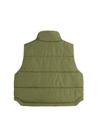 Olivově zelená vycpaná bez rukávů s horizontálním prošíváním, vysokým límcem a mírně zakřiveným lemem, zobrazená ze zad na bílém pozadí.