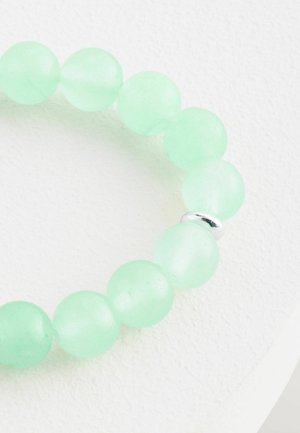 Mint green lasimäts bead-rannekoru, jossa on sileä hopeinen korostepala ja pyöristetty, joustava muotoilu.
