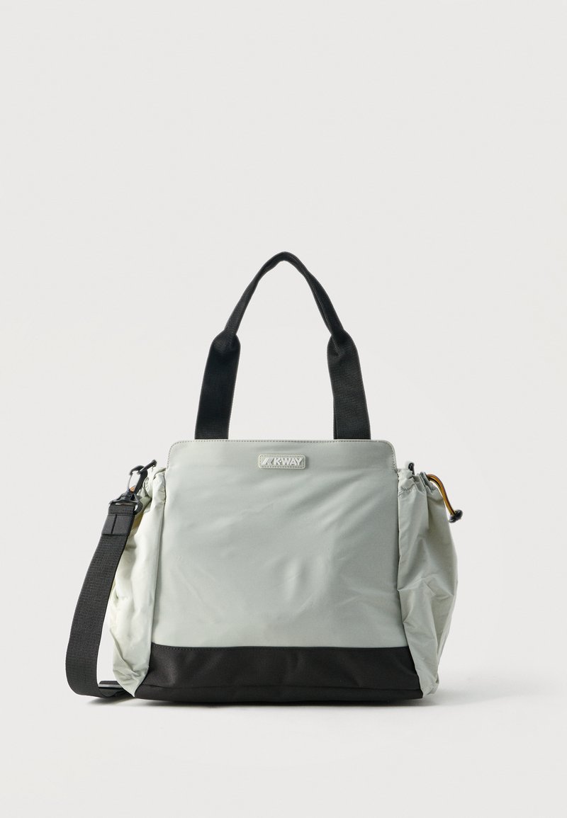 Τσάντα χειρός K-Way σε ανοιχτό γκρι και μαύρο με δύο μαύρες λαβές και ρυθμιζόμενο λουρί ώμου σε λευκό φόντο.