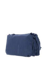 Marineblauer Stoffbeutel mit einer strukturierten, gepunkteten Oberfläche und einem Reißverschluss. Verfügt über einen seitlichen Tragegriff und eine Markenkennzeichnung auf der Vorderseite. Rechteckige Form.