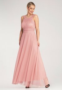 Jasnoróżowa sukienka do ziemi z dopasowaną górą, plisowanymi detalami i zwiewną spódnicą z przezroczystą warstwą.