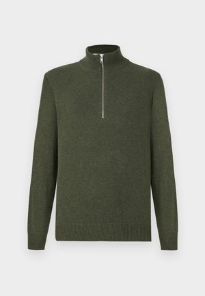 Maglione di lana verde scuro con maniche lunghe e una cerniera argentata frontale che si estende fino a metà dal colletto a girocollo.