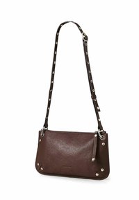 Borsa in pelle marrone con chiusura a zip, caratterizzata da borchie argentate rotonde sugli angoli e una tracolla con fori circolari lungo tutta la sua lunghezza.