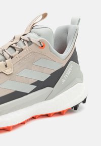 Adidas Terrex TERREX FREE HIKER 2 - Hikingskor - beige/core black/semi impact orange