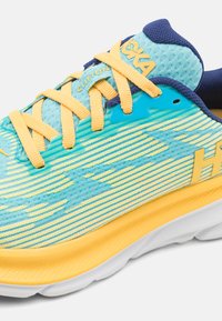 HOKA CLIFTON YOUTH UNISEX - Sportbačiai - swim day/lettuce