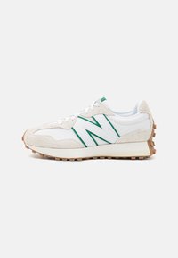 Białe sneakersy z zielonymi akcentami, cholewka z zamszu i siateczki, sznurowane zapięcie, gumowa podeszwa z wzorem zapewniającym przyczepność oraz elementy wzornictwa z dziedzictwa.
