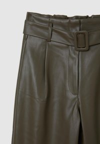 Pantaloni in ecopelle verde oliva con una cintura larga, dotati di passanti per cintura e pieghe nette nella parte anteriore. Texture liscia e linee pulite.