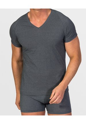 Graues Kurzarm-V-Ausschnitt-T-Shirt aus weichem Stoff, figurschnitt-design mit glatter Textur, kombiniert mit passenden grauen Boxershorts.