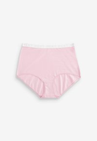Roze high-waisted ondergoed van gladde stof, met een witte elastieken tailleband waarop de merknaam herhaaldelijk is afgedrukt.