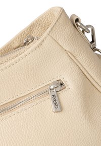 Borsa a tracolla in pelle beige con superficie testurizzata, chiusura con zip in hardware argentato e etichetta del cursore con logo.