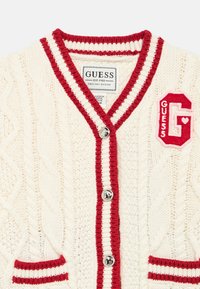 Cardigan color crema a trecce con rifiniture a righe rosse, caratterizzato da un logo "G" ricamato in rosso e bianco e bottoni argentati sul davanti.