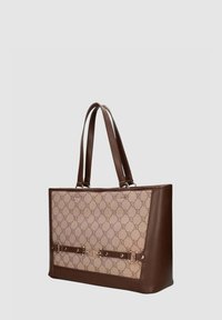 Borsa tote in pelle marrone con davanti in tessuto beige chiaro decorato da motivi intrecciati e dettagli metallici.