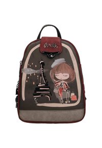 Mochila marrón con un acabado brillante, presenta una ilustración de una niña de dibujos animados y la Torre Eiffel. Destacada con una solapa superior roja y un cierre de cremallera.