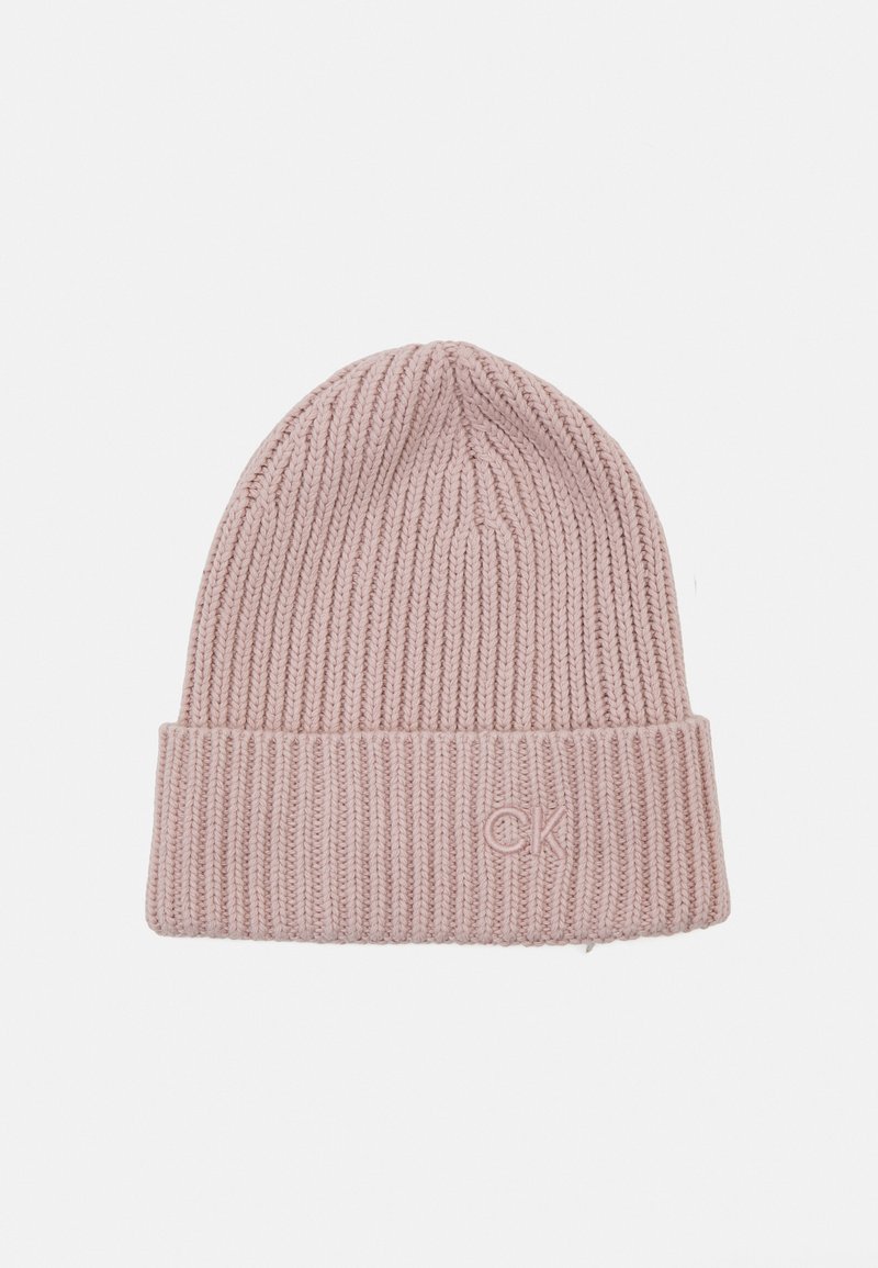 Gorro de malha rosa com textura canelada e aba dobrada. Apresenta o logótipo bordado "CK" na parte da frente.