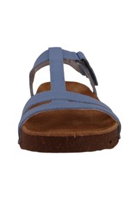 Blauwe leren sandaal met twee bovenste banden, verstelbare gesp en een bruine kurken voetbed. Bevat een vlakke zool voor comfort.
