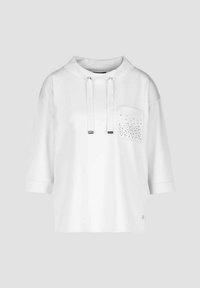 Maglione bianco a maniche corte, con cappuccio e chiusura a coulisse. Presenta una tasca frontale con un motivo a borchie e una texture di tessuto morbido.