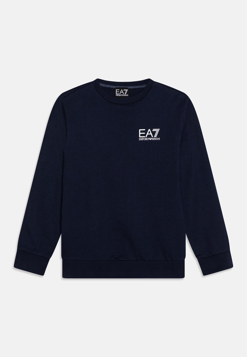 Mörkblå sweatshirt i mjukt tyg, med långa ärmar, rund halsringning och vitt EA7-logotyp på bröstet. Ren design, inga mönster.
