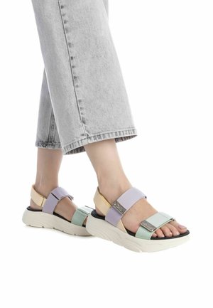 Sandalias de plataforma de dos tonos con correas de tela ajustables en colores pastel: lavanda, verde menta y amarillo claro, con una suela de goma texturizada.