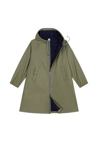 Impermeabile verde oliva con cappuccio, con chiusura frontale a zip, due tasche laterali e fodera interna blu navy. Tessuto liscio e leggero.