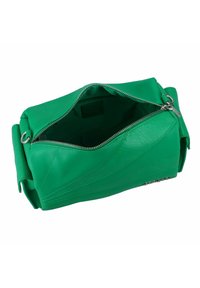Sac en cuir vert avec une finition texturée, doté d'une ouverture zippée et d'un design angulaire. L'intérieur est doublé d'une couleur contrastante.
