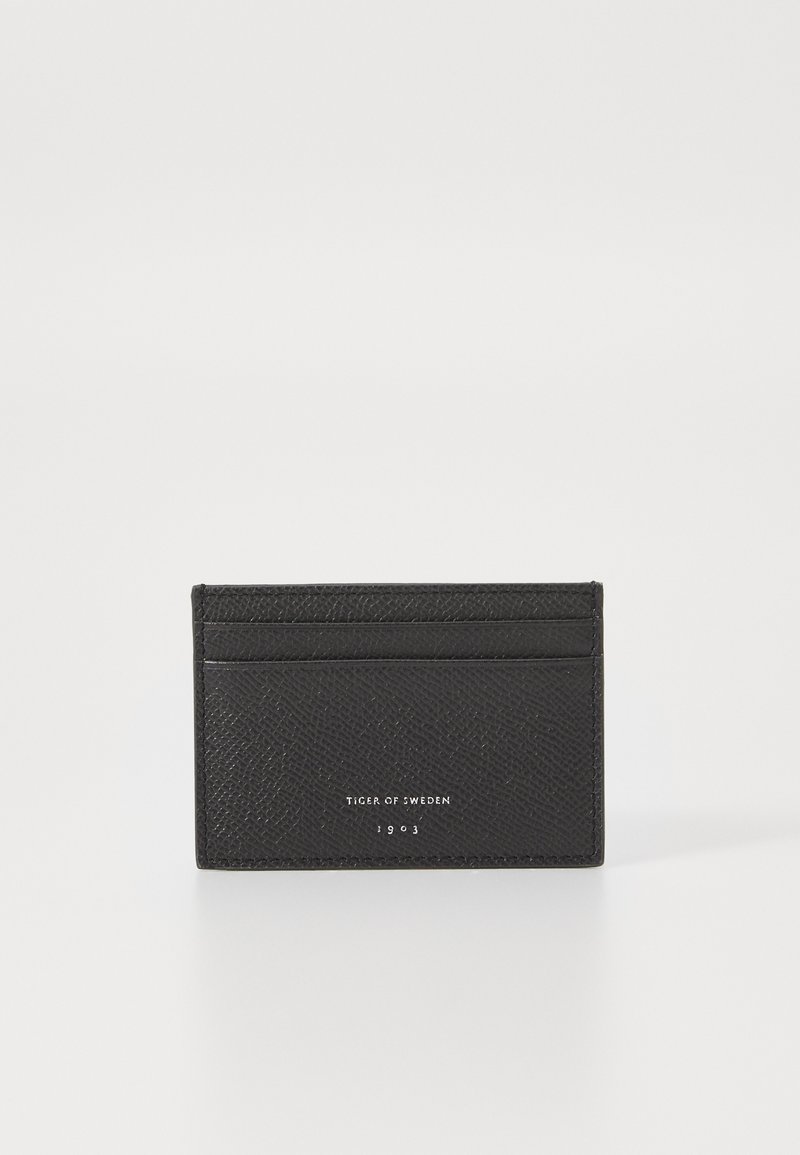 Črn usnjen držalec za kartice, ki ima teksturirano površino, več rež za kartice in embosirano blagovno znamko spredaj. Pravilna oblika.