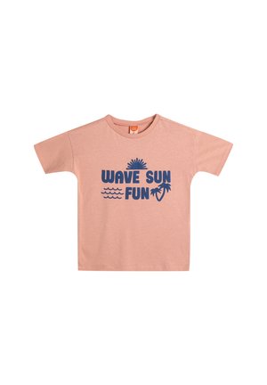 Camiseta de manga corta en color durazno claro, fabricada en un tejido suave, que presenta el texto gráfico en azul "OLA SOL DIVERSIÓN" junto a íconos de ola y palmera.