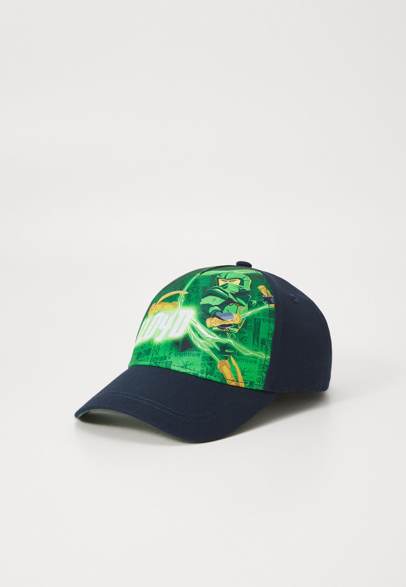 Gorra de béisbol navy con un diseño gráfico verde en la parte frontal que presenta un personaje, acentos de rayo y una visera estructurada. Material de algodón.