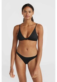 Svart bikini-set med en triangulär bralette som har knutdetalj fram och justerbara band, tillsammans med matchande lågmidjade bikinitroser.