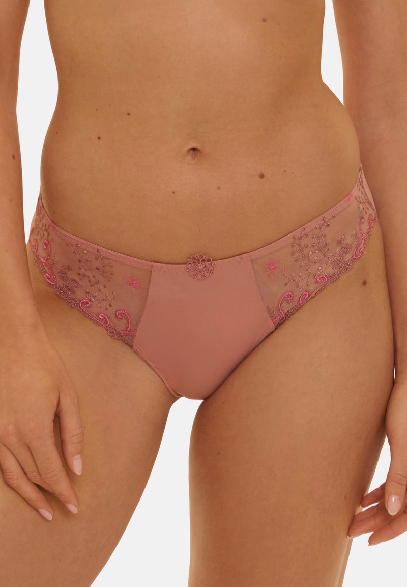 Κεντημένες ροζ παντελόνες με δαντελένιες πλαϊνές λεπτομέρειες, λεία μπροστινή όψη και διακοσμητικό κεντρικό στοιχείο. Απαλή υφή με λουλουδάτα σχέδια.