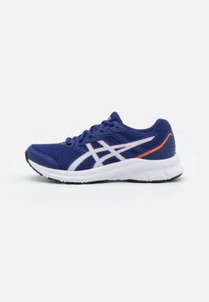 Navyblauer Laufschuh mit weißen und orangen Akzenten, weißer Sohle und atmungsaktivem Mesh-Obermaterial, von der Seite auf weißem Hintergrund gezeigt.