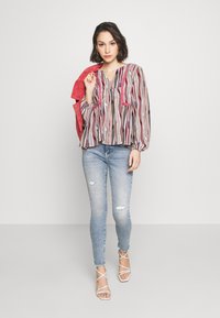 ONLY ONLCHRISSY - Calças de ganga de corte skinny - light blue denim