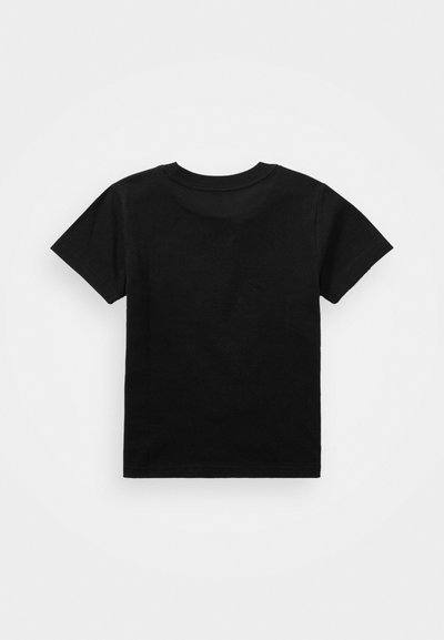 Camiseta negra de manga corta con cuello redondo, colocada boca abajo sobre una superficie blanca lisa.