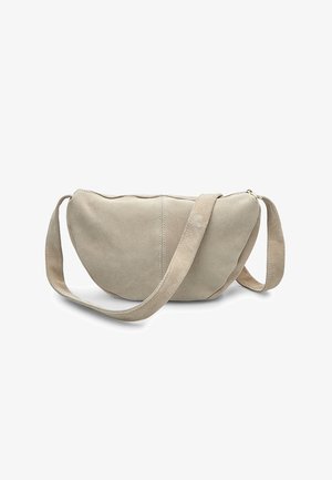 Beige mockaskhandväska i halvmåneform med en lång justerbar rem, slät yta och dragkedjestängning. Minimal sömnadsdetalj.