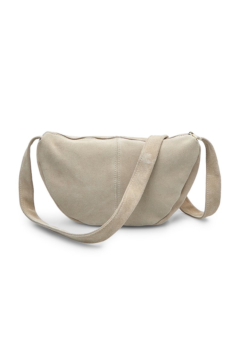 Béžová suede kabelka s půlměsíčkovým tvarem, dlouhým nastavitelným popruhem, hladkým povrchem a nazipem. Minimalistické šití.
