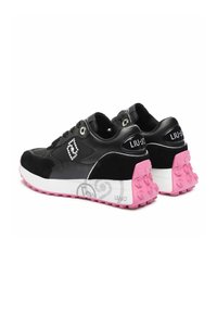 Sneaker neri e rosa con tomaia in pelle e camoscio, dettaglio del logo a forma di diamante e suola in gomma rosa testurizzata.