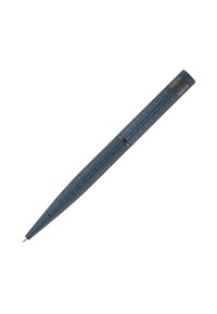 Stylo à bille bleu texturé avec un motif quadrillé et un clip métallique sur fond blanc.